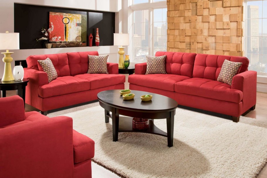 Красный диван в интерьере гостиной