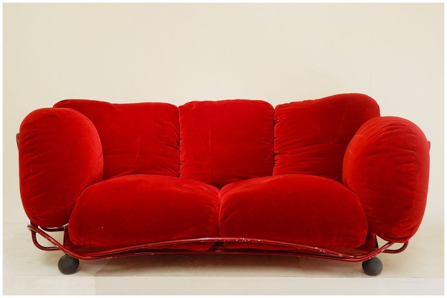 Красный диван с подушками