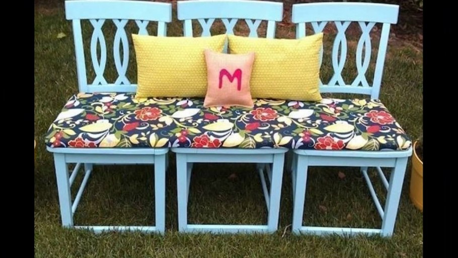 Скамья из старых стульев