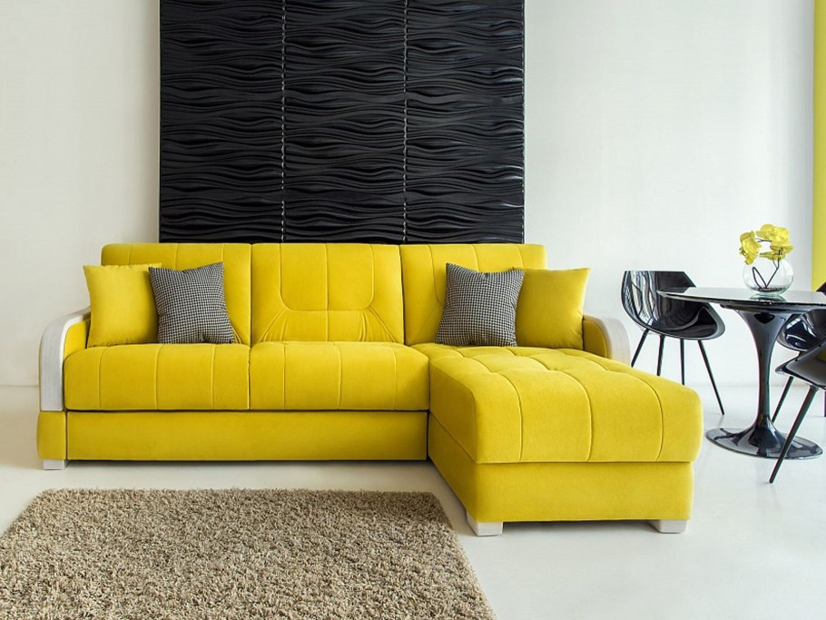 Яркий диван в интерьере