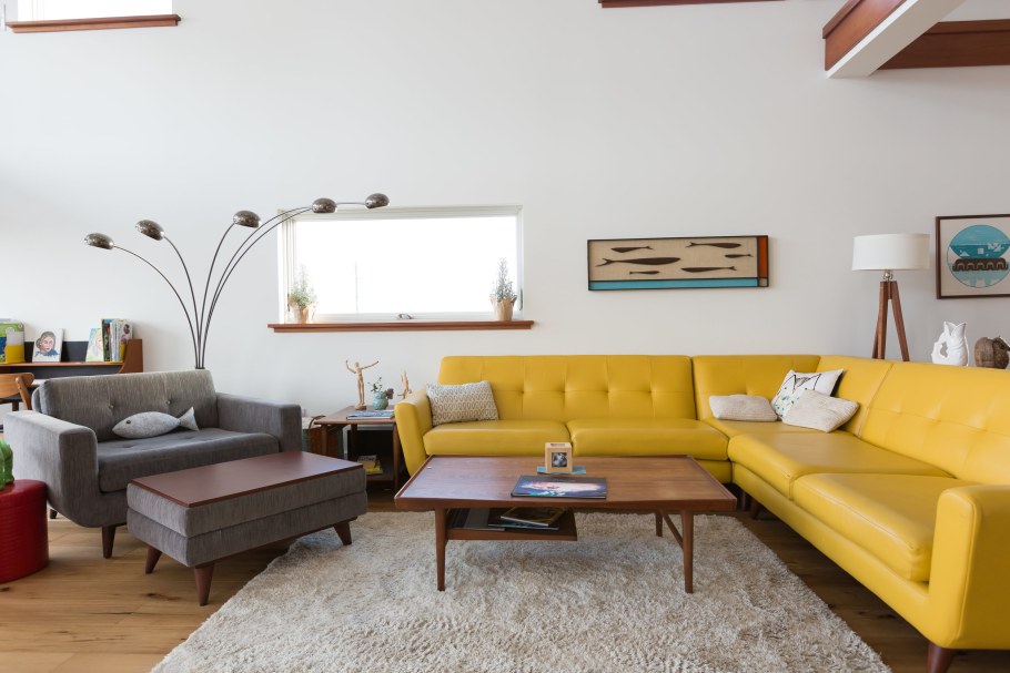 Желтый диван в интерьере гостиной