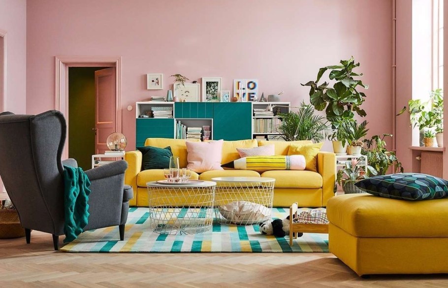 Интерьер гостиной с кожаным диваном желтого цвета