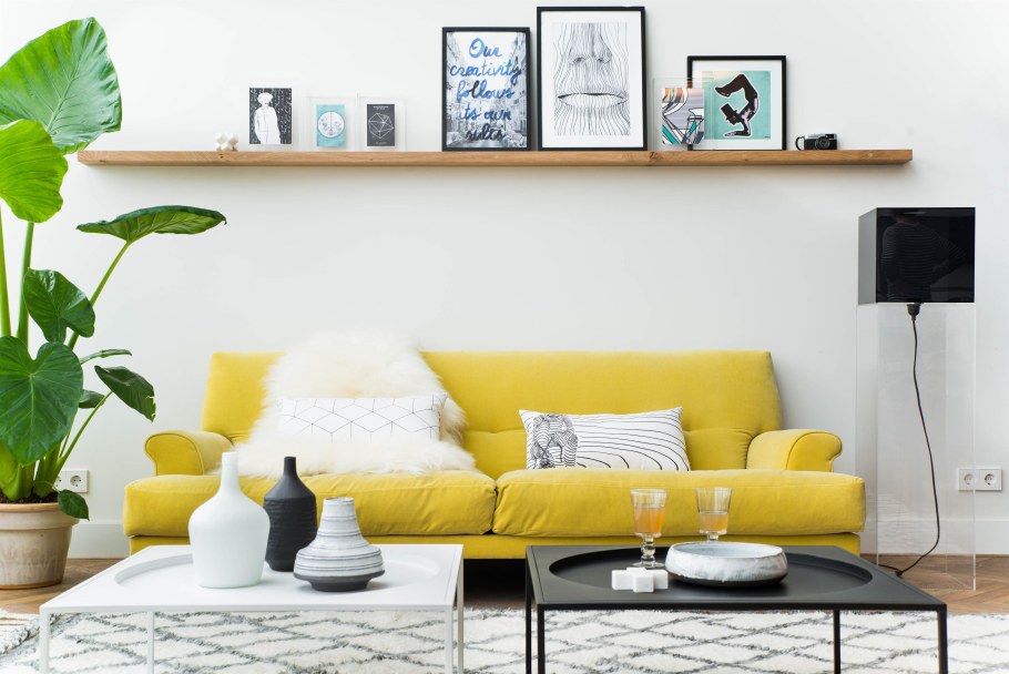 Горчичный диван в интерьере