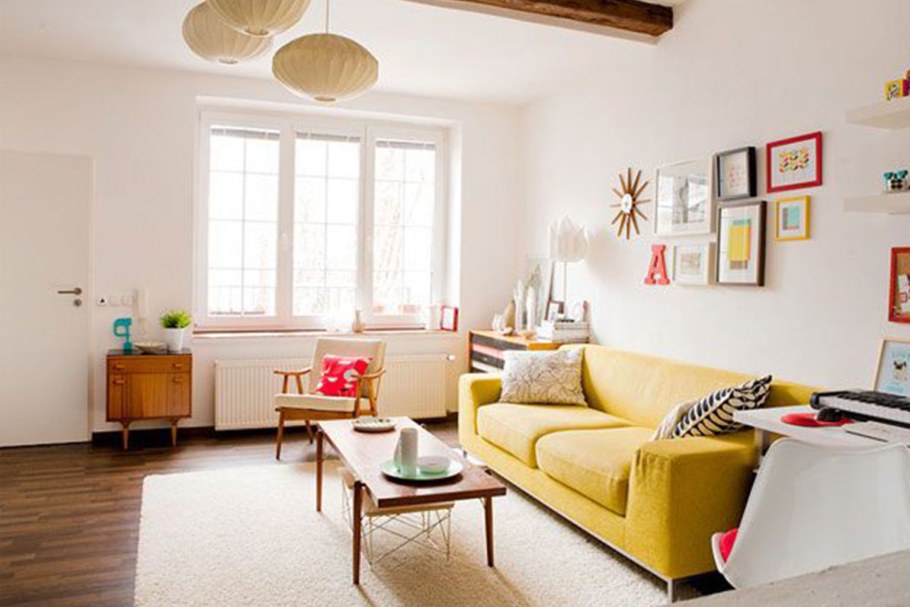 Желтый диван с боку