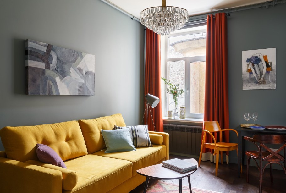 Желтый диван белые стены