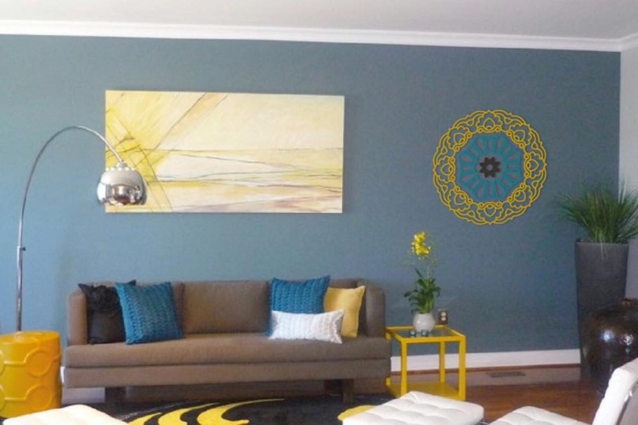 Сочетание картин в интерьере гостиной