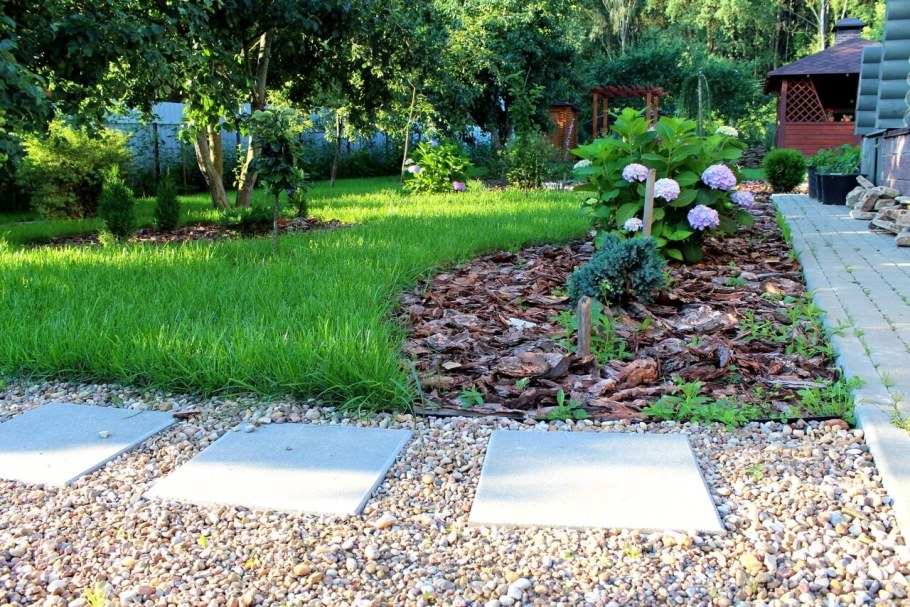 Дорожки из гравия в огороде