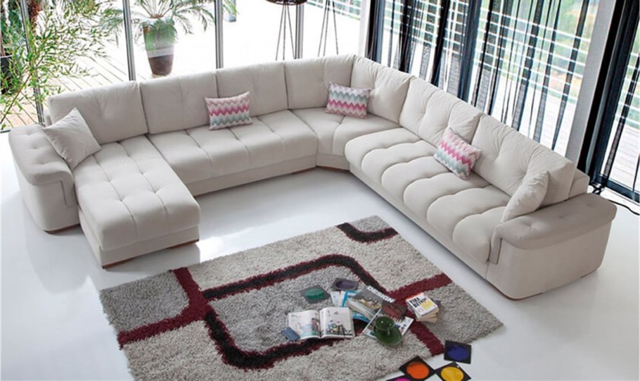 Белый угловой диван в современном интерьере