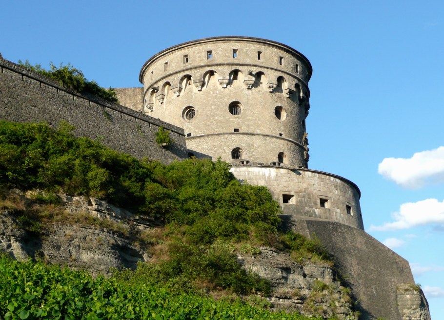 Машикули в средневековом замке