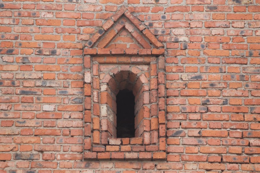 Зубчатая стена с зубцами-бойницами