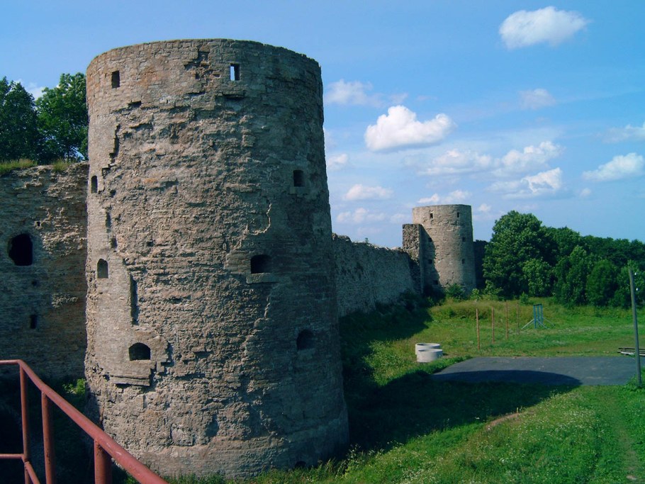Лучники на стенах крепости