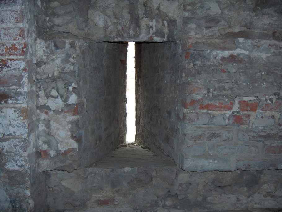 Укрепить стену