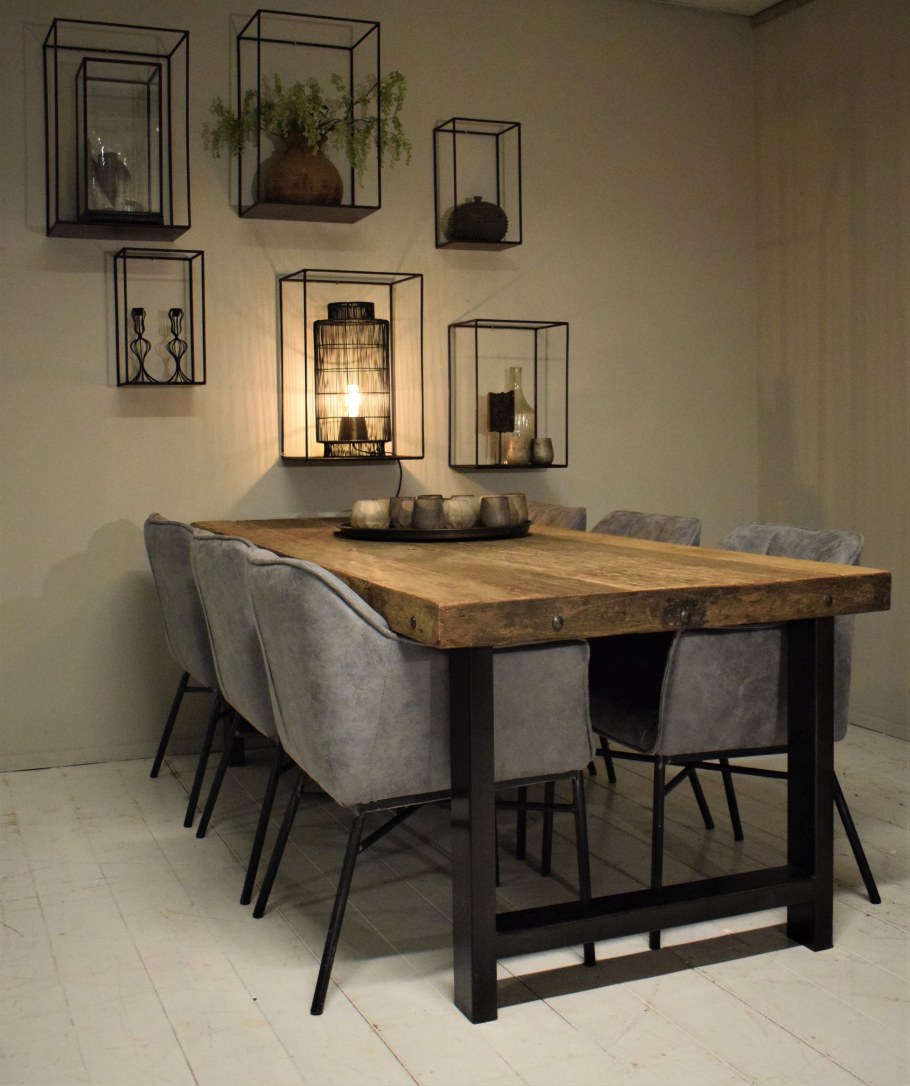 Стильный обеденный стол