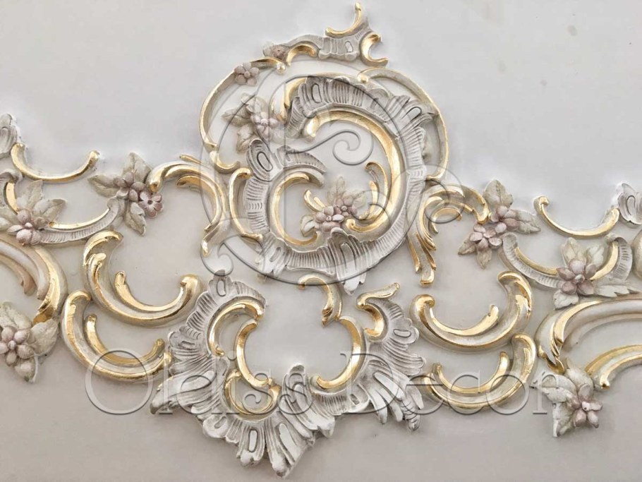 Позолоченная лепнина на стенах