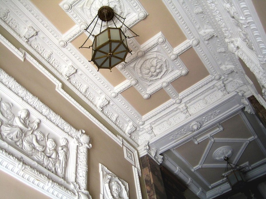 Гипсовая лепнина в интерьере