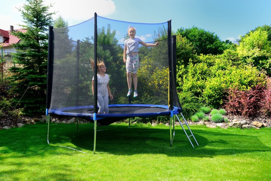 Детская площадка с бассейном на даче