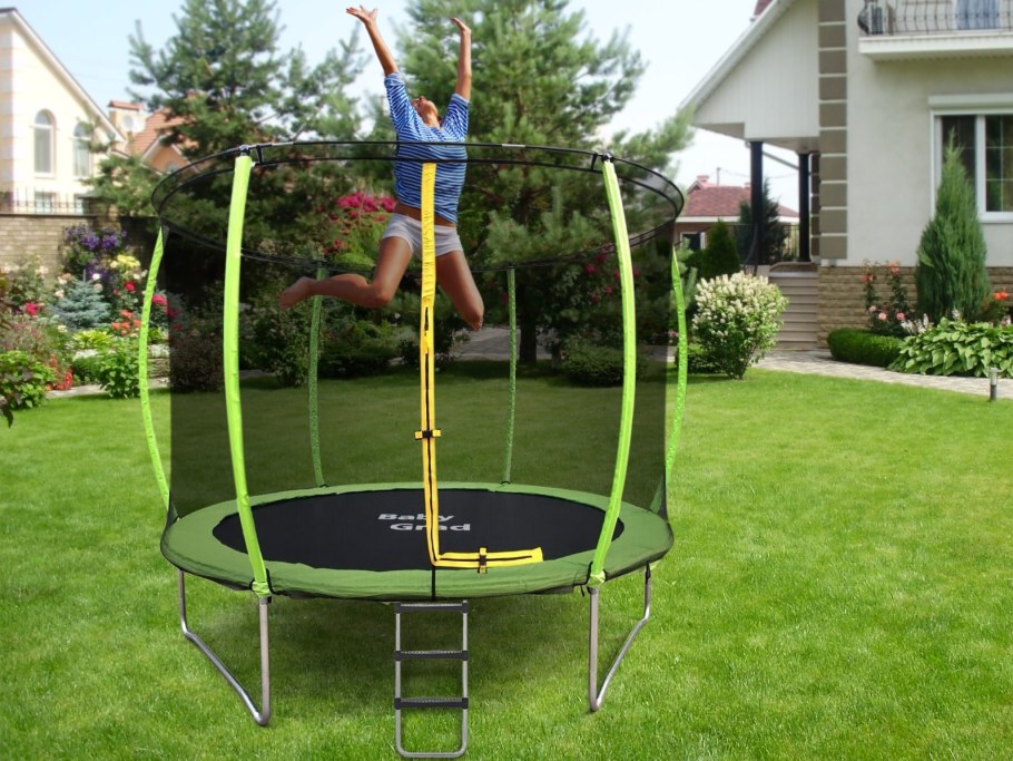 Прыжки на батуте с сеткой