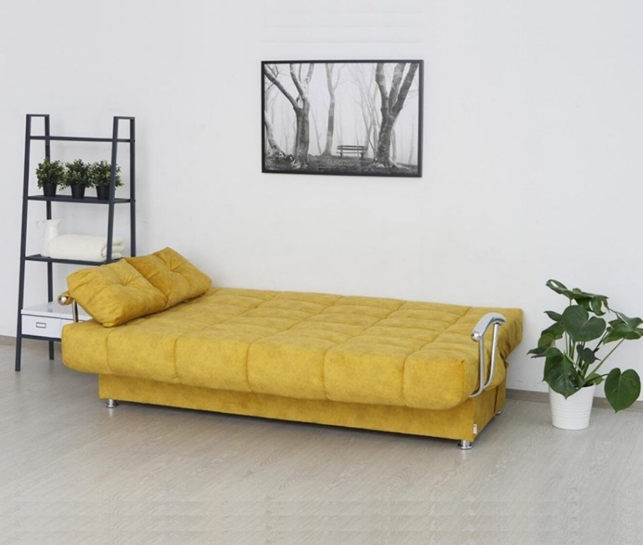 Диван на металлических ножках