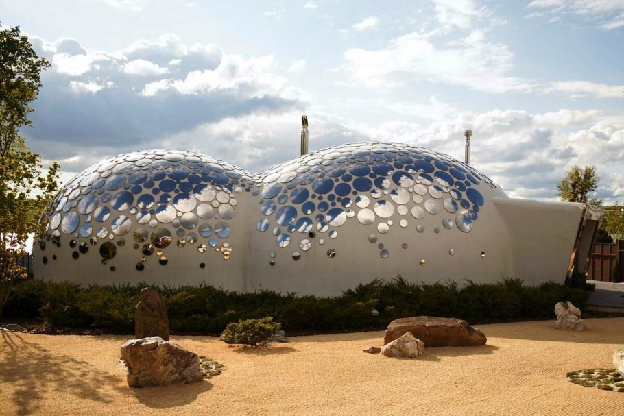 Современная дом куполами