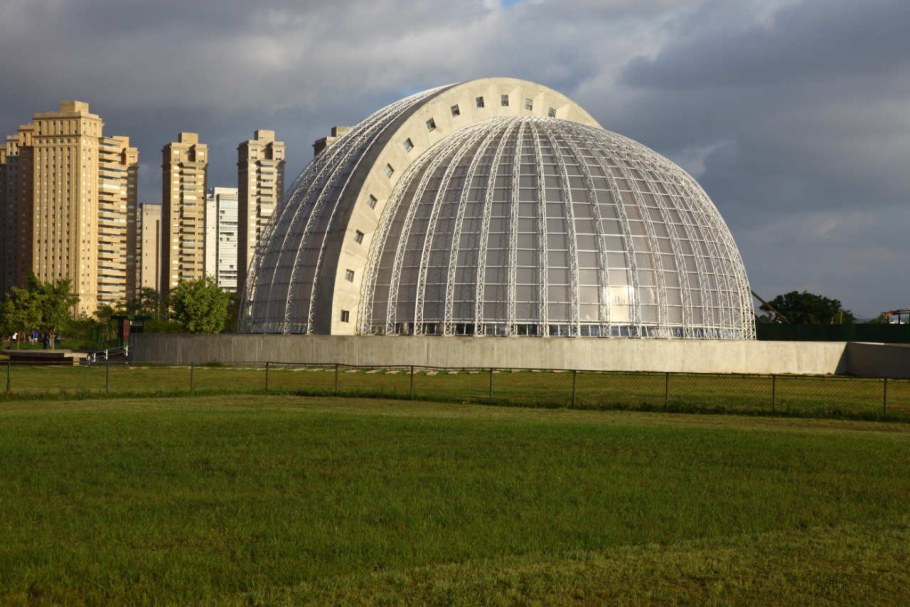 Современные здания с куполом