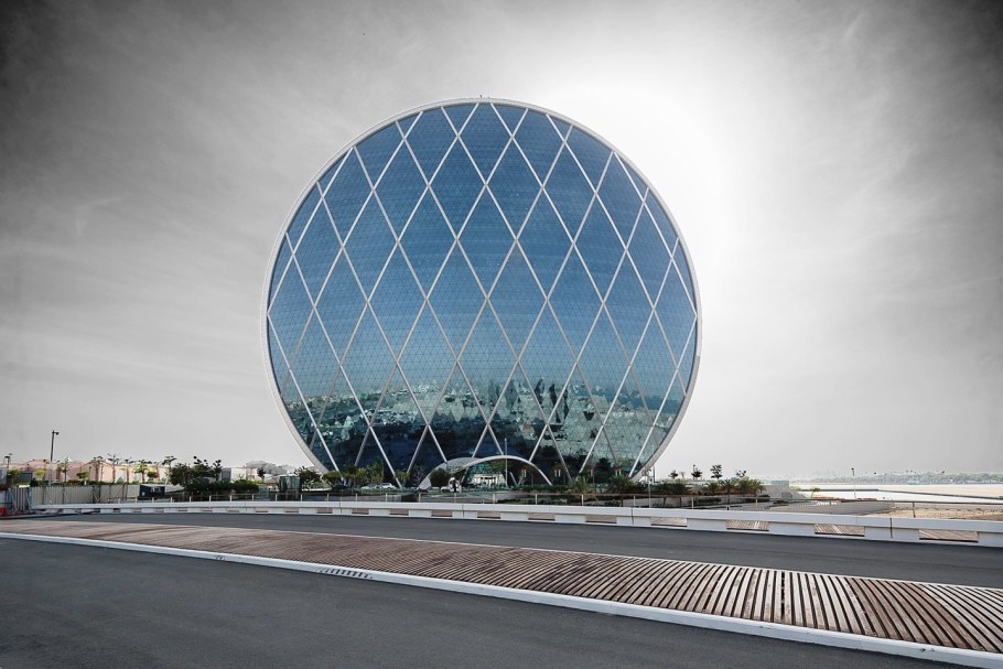 Круглый небоскреб Aldar hq в Абу-Даби