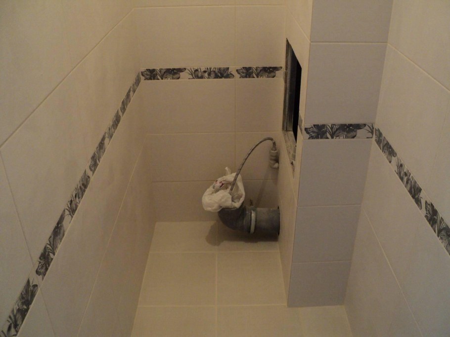 Плитка в туалете с бордюром