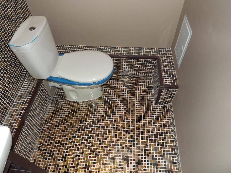 Отделка туалета мозаикой