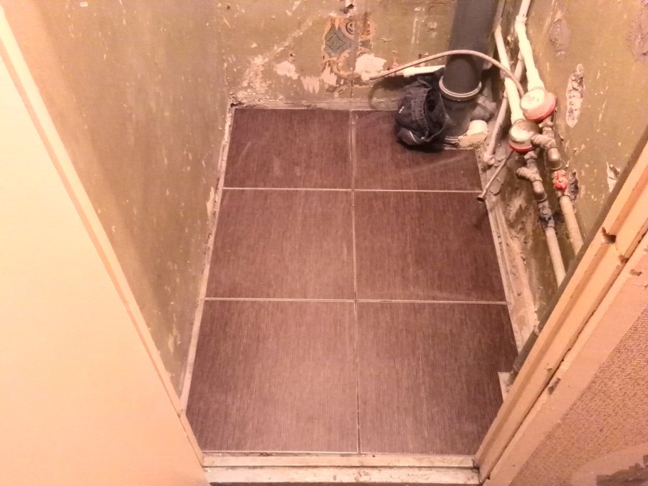 Укладка напольной плитки в туалете