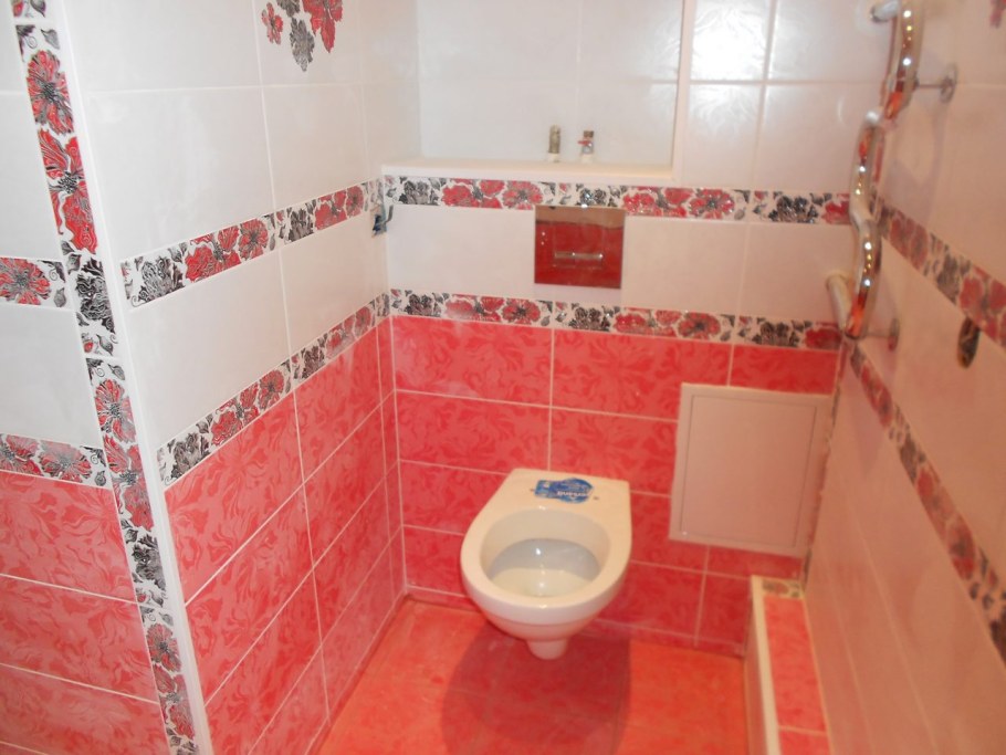 Кафельный пол в туалете