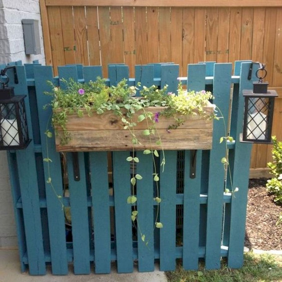 Забор из деревянных поддонов