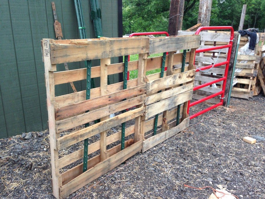 Забор из деревянных поддонов