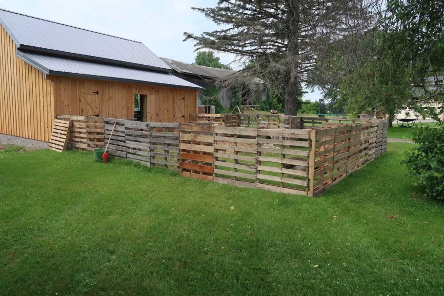 Забор из паллет на даче