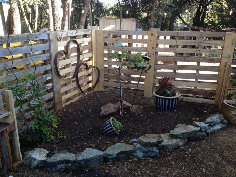 Заборчик из поддонов