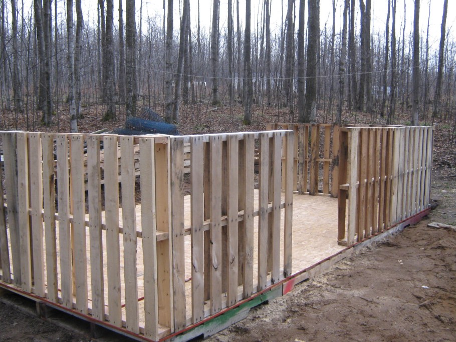 Забор из деревянных поддонов