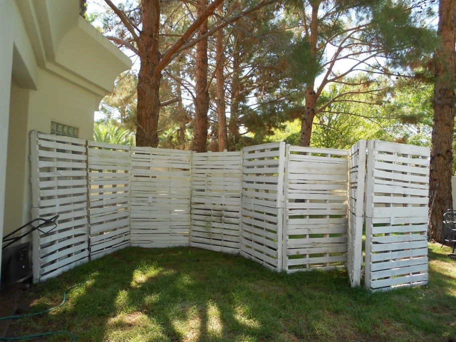 Забор из деревянных поддонов