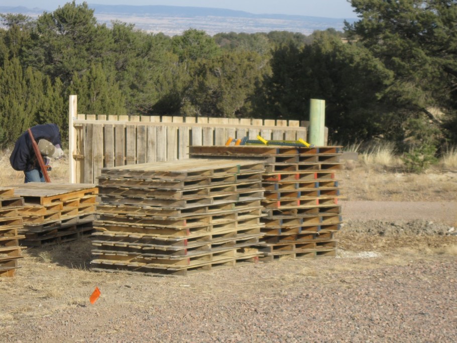 Ограждение из паллет