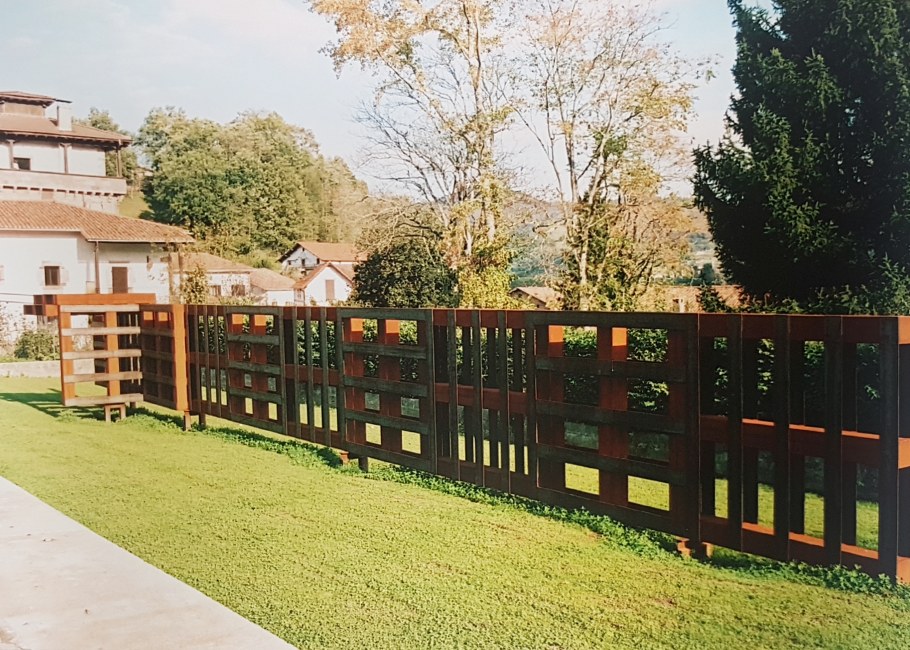 Забор из поддонов