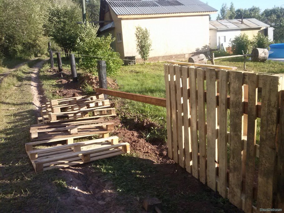 Забор из деревянных поддонов