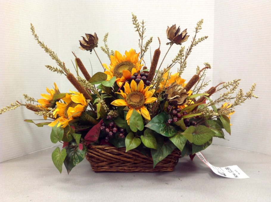 Осенняя экибана в корзине