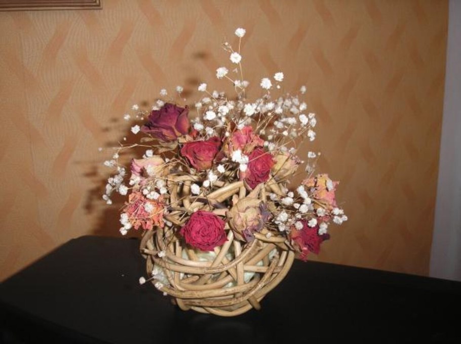 Композиция из искусственных цветов на кухню