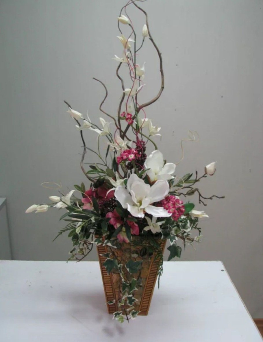 Декоративные цветы в корзинках