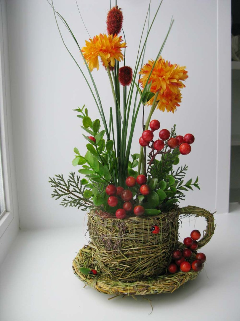 Композиции из искусственных цветов и сухоцветов