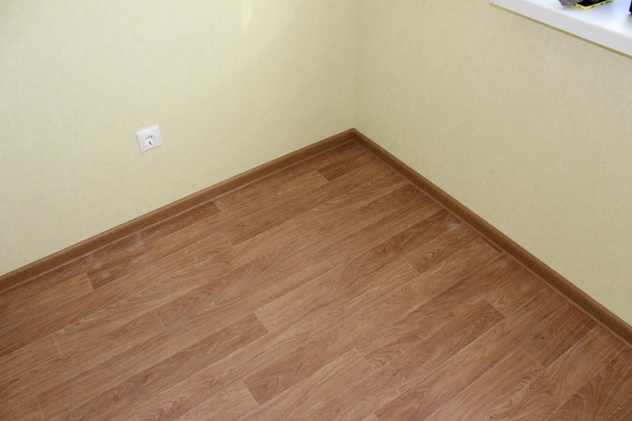 Серые стены белый плинтус