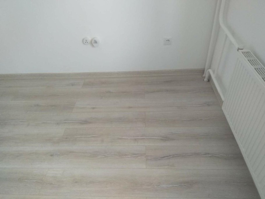 Стена и пол без плинтуса