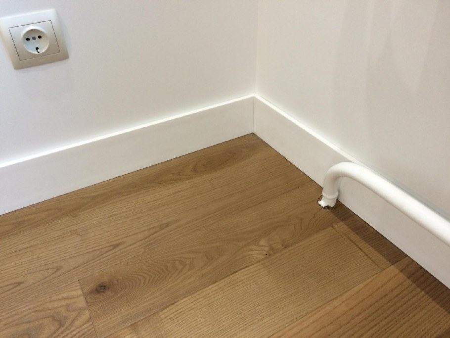 Плинтус крашеный