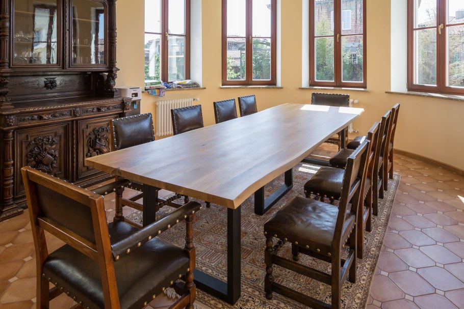 Большой стол для столовой