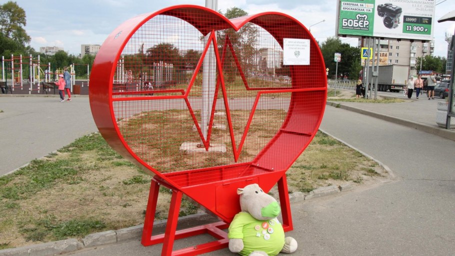 Арт объекты зеленая рука Вологды