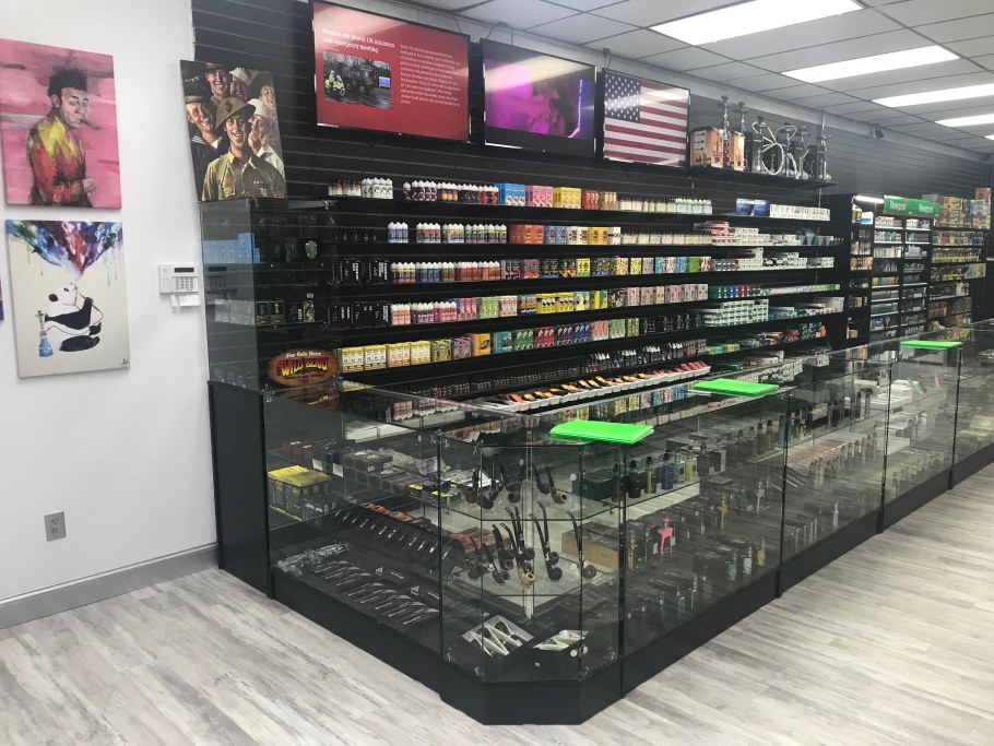 Витрины кальянных в небольшом магазине