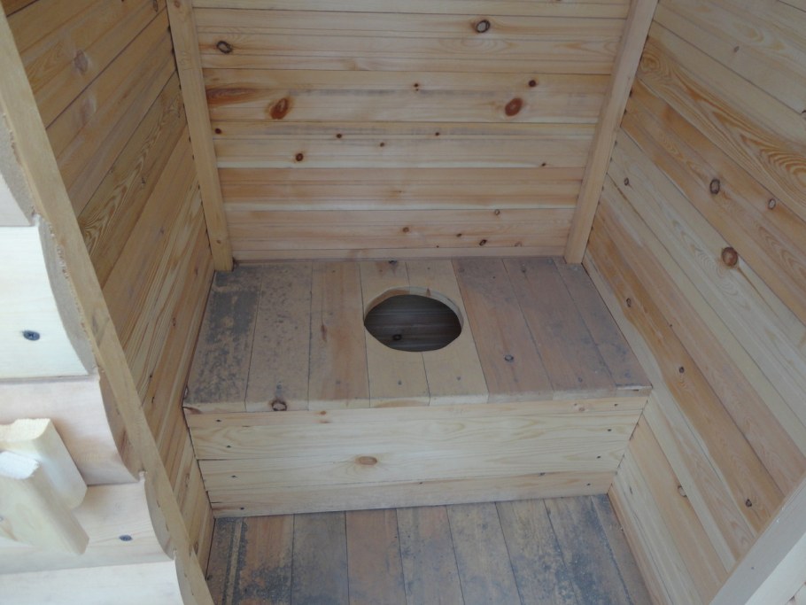 Отделка дачного туалета