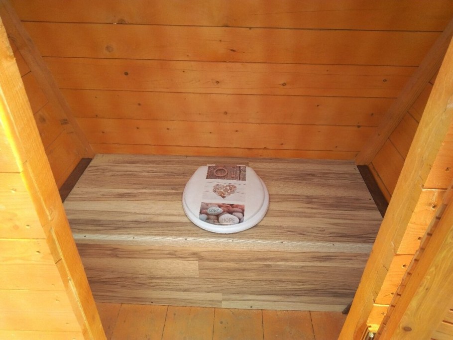 Внутренняя отделка дачного туалета